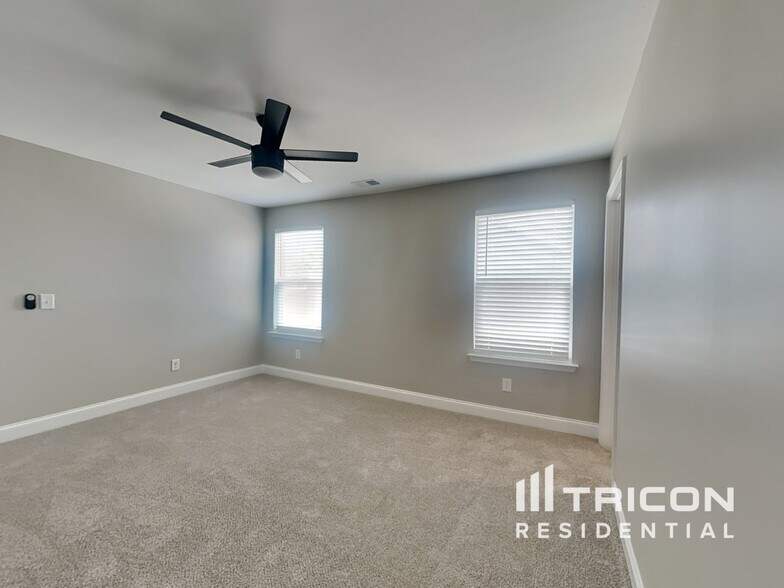 Building Photo - 1013 Wickshire Dr