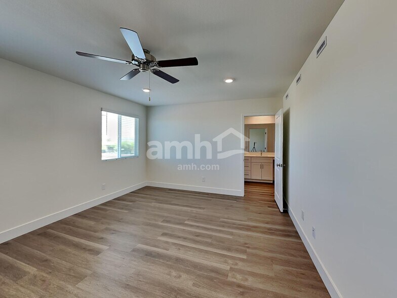 Building Photo - 5863 Vaes Dothrak St