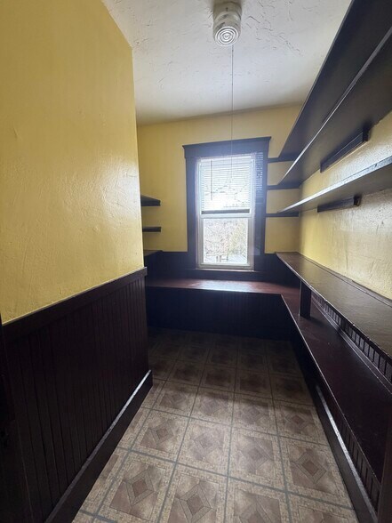 Building Photo - 162 Marshall St