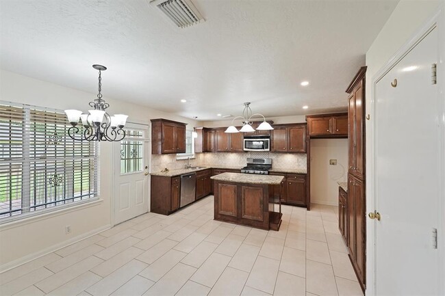 Building Photo - 16131 Canaridge Dr