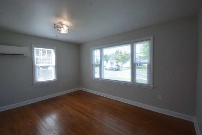 Building Photo - 116 E Cochran St