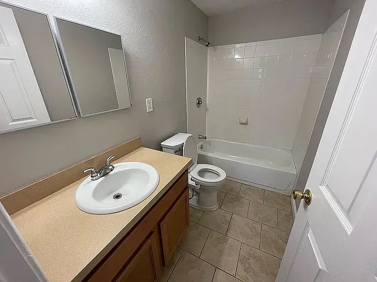 Building Photo - 4028 Loys Dr