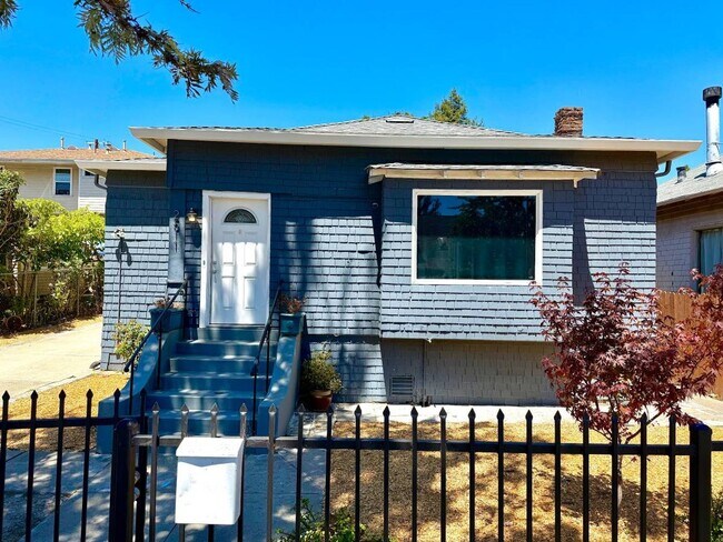 Building Photo - Amazing 3 Bedroom, 2 Bath Home with Gated Entry and Extra Studio