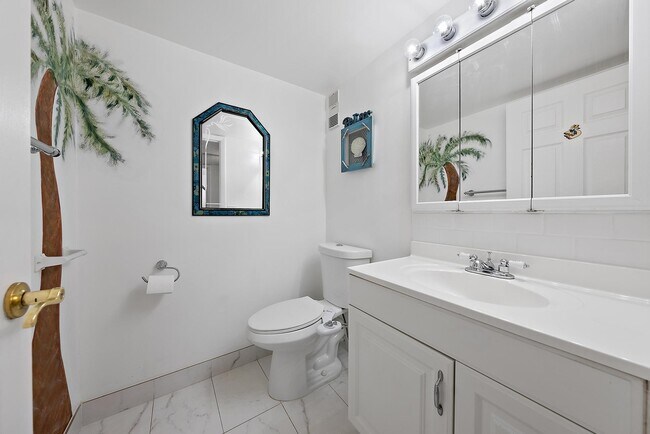 Building Photo - 711 Lori Dr