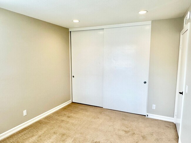 Building Photo - Large 5 Bedroom Single Family Home Near Da...