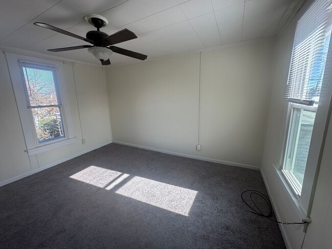 Building Photo - Beautiful 3 Bedroom Home with Large Back Yard and Deck!