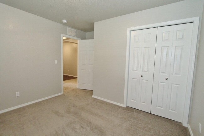 Building Photo - Clean Single-Level Home