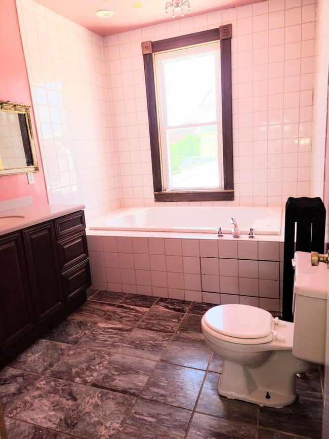 Building Photo - Five Bedroom Townhome with Jacuzzi For Rent!