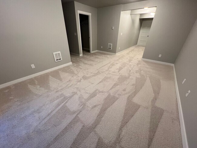 Building Photo - Like New 2022 Built 5 bedroom home