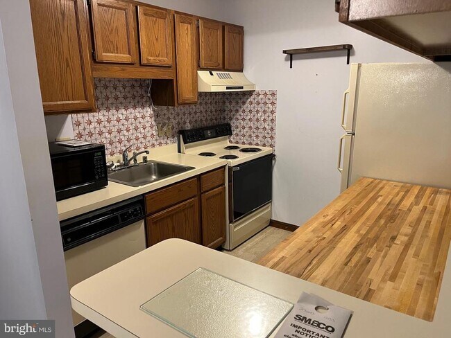 Building Photo - 23243 Rosewood Ct