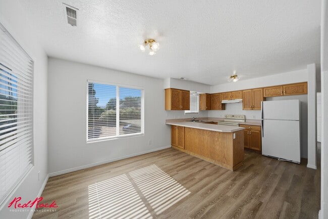 Building Photo - Newly Updated and Move-In Ready 3 bedroom Townhome!