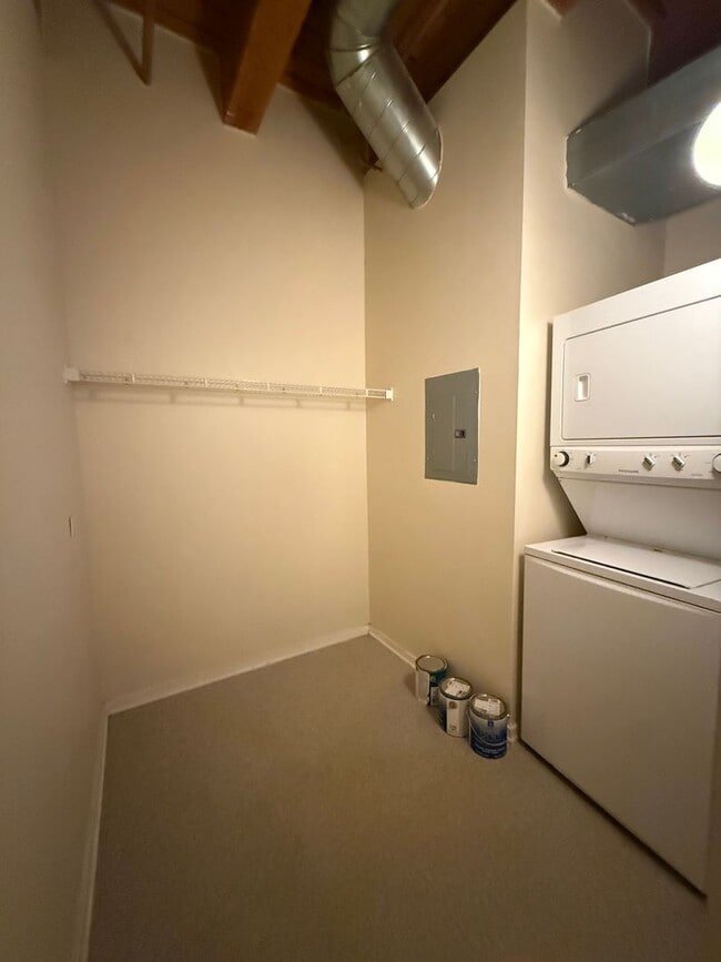 Building Photo - Great 1 Bedroom/1 Bath Great Location Close to Entertainment and Transportation!