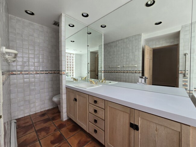 Building Photo - 570 1/2 Garcia St