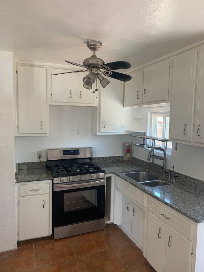 Building Photo - ***Cozy 2 bedroom 1 bath with GATED parkin...