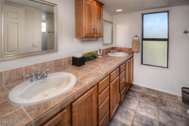 Building Photo - 5051 N Sabino Canyon Rd