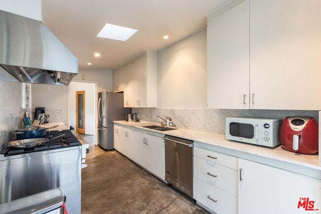 Building Photo - 8634 Franklin Ave