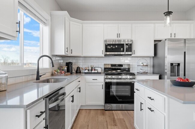 Building Photo - 13130 ISETTA CIR NE