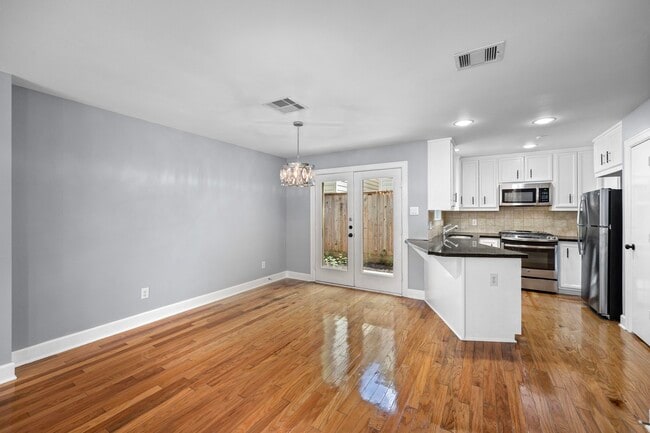 Building Photo - 5951 S Loop E