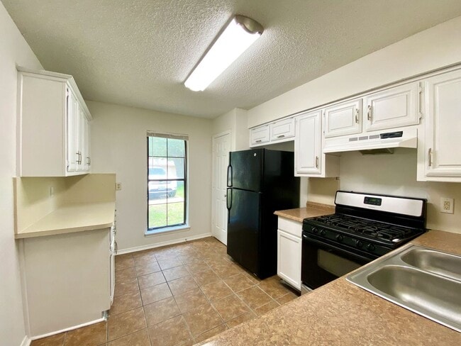 Building Photo - Generously sized 3-bedroom, 2-bath duplex ...