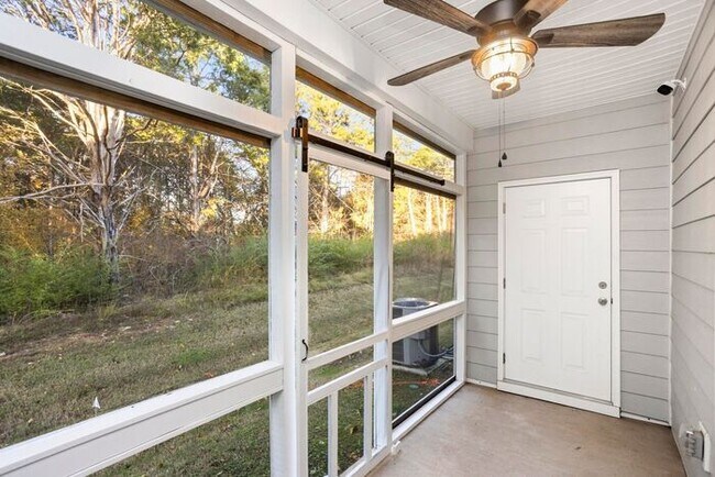Building Photo - Newer Beautiful 3 Bed 2.5 Bath!