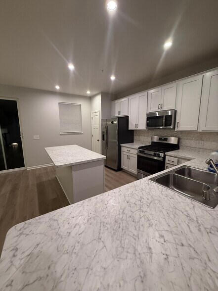 Building Photo - 2862 Lexington Pl N