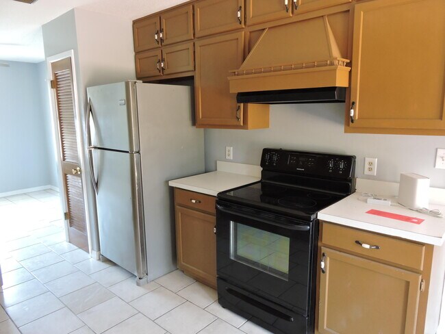 Building Photo - 215 Grand Prix Dr