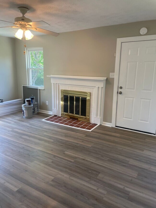 Building Photo - Knoxville 37920 - Very nice updated 2 bedroom home in South Knoxville for rent. - Contact Lisa Vi...