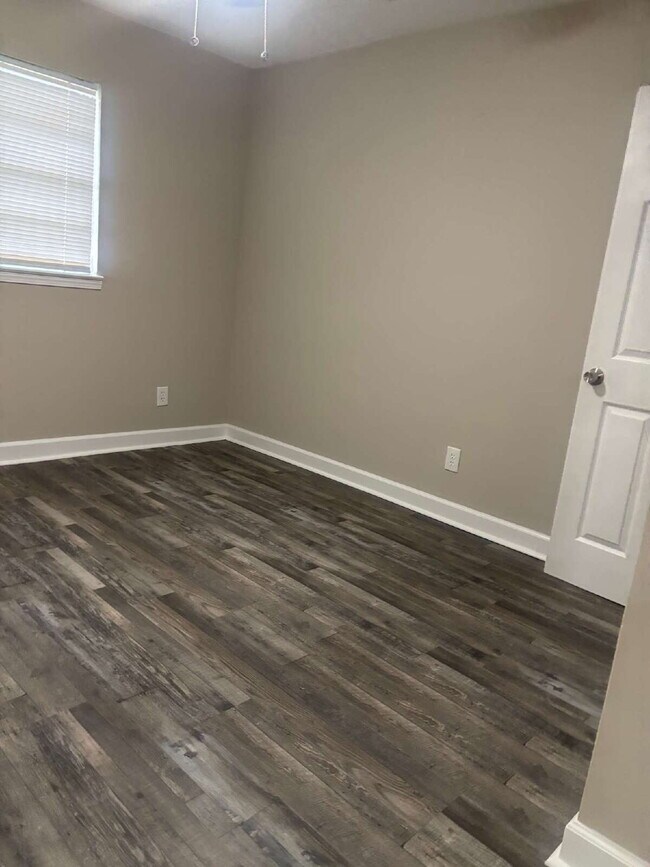 Building Photo - "Charming 3-Bed, 2-Bath Haven on Range Line Road – Your Memphis Retreat Awaits!"