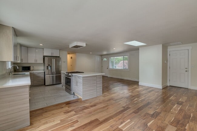 Building Photo - Amazing Updated Rambler in Kirkland with B...