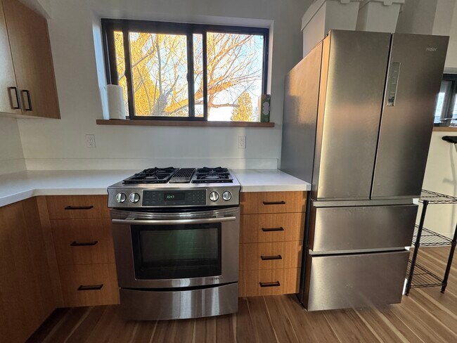 Building Photo - 124 NW Columbia St