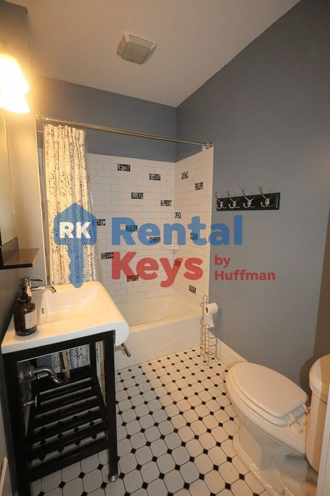Building Photo - Three Bedroom | Two Bathroom House