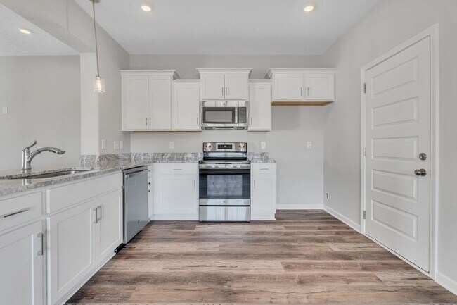 Building Photo - Beautiful NEW 3 Bed 2.5 Bath Townhome in M...