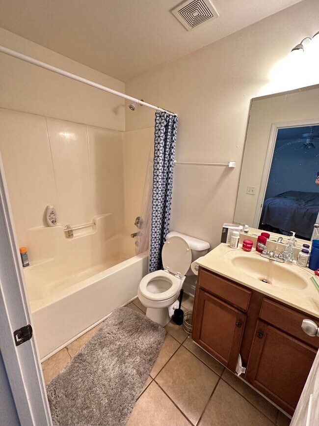 Building Photo - Five Bedroom Near Downtown Available for P...
