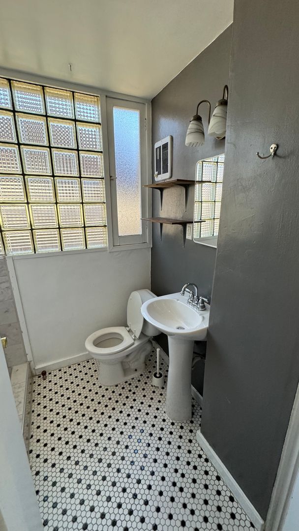 Building Photo - 1 Bedroom 1 bath Condo in Historic SLC building!