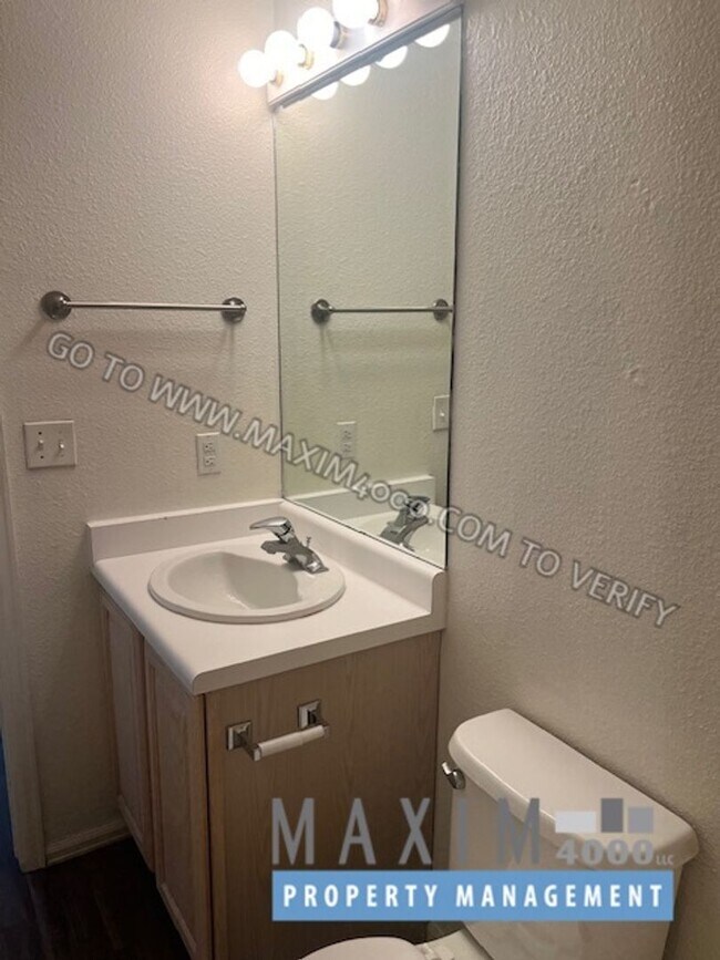 Building Photo - 401 E Mayfield Dr