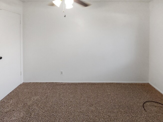 Building Photo - 936 W Graaf Ave