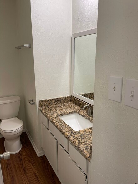 Building Photo - 3208 Matthews Dr