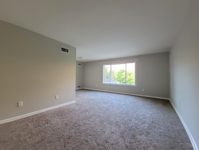 Building Photo - 22121 River Oaks Dr