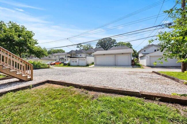 Building Photo - 1383 Eastview Ave