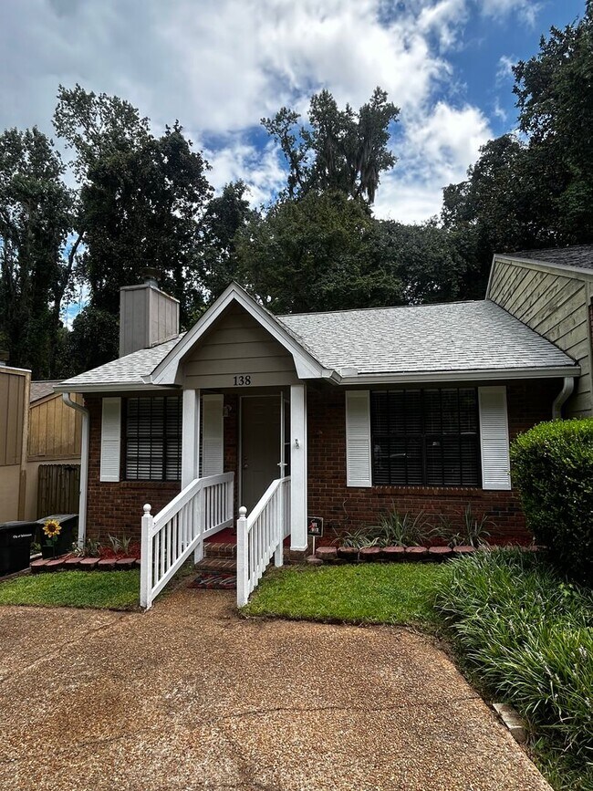 Building Photo - Gorgeous Freshly Remodeled 2 Bedroom 2 Bat...