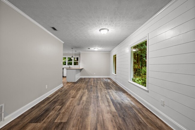 Building Photo - Updated 3BR Home on 1.36 Acres in Whitewater School District