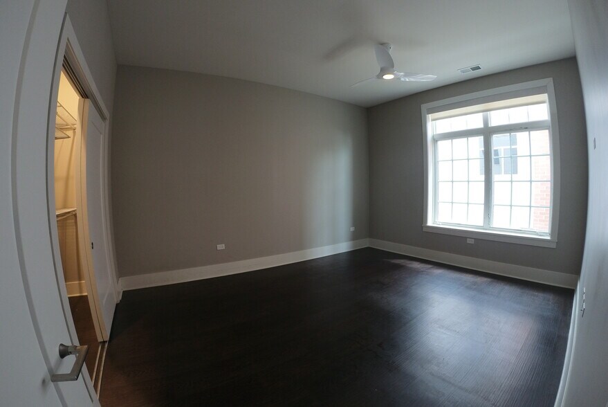 Building Photo - 2058 N Clark St