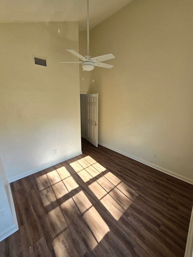 Building Photo - P735