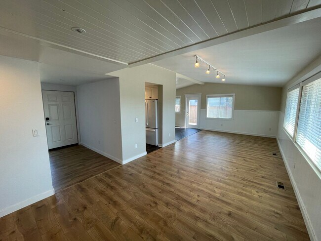 Building Photo - 5311 Kingsway
