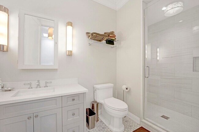 Building Photo - 103 W Chestnut St