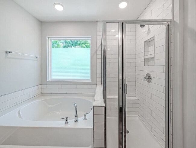 Building Photo - Spacious 3 Bed / 2.5 Bath Townhouse with Loft & 1-Car Garage