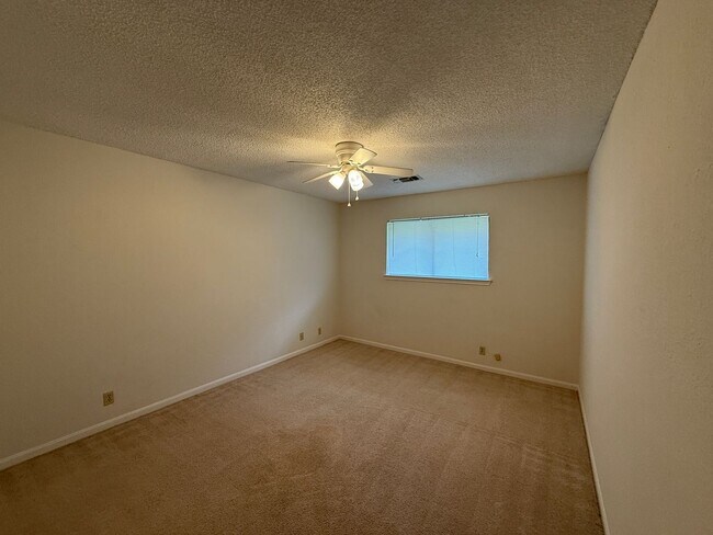 Building Photo - NEAR GOLF COURSE - WELL ESTABLISHED SPICEW...