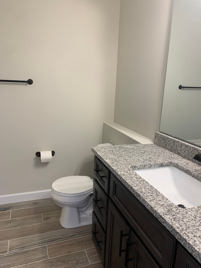 Full Bathroom W/Tub Shower - 894 Caleb Xing