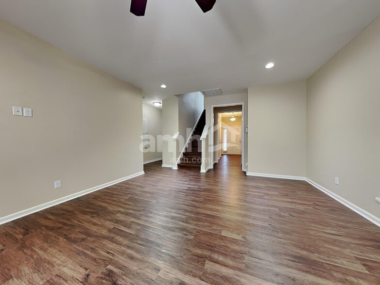 Building Photo - 498 Stonebridge Cir