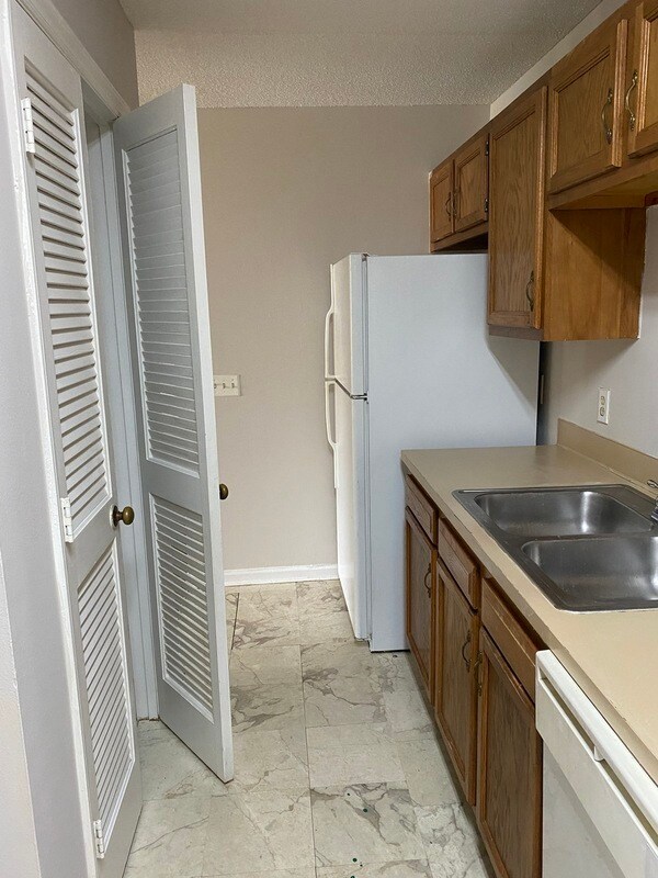 Building Photo - 6234 Rosecroft Dr